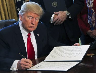 Δεν επιβεβαιώνει την εξουσιοδότηση για την ρίψη της «μητέρας όλων των βομβών» στο Αφγανιστάν ο Ντ. Τραμπ (βίντεο)